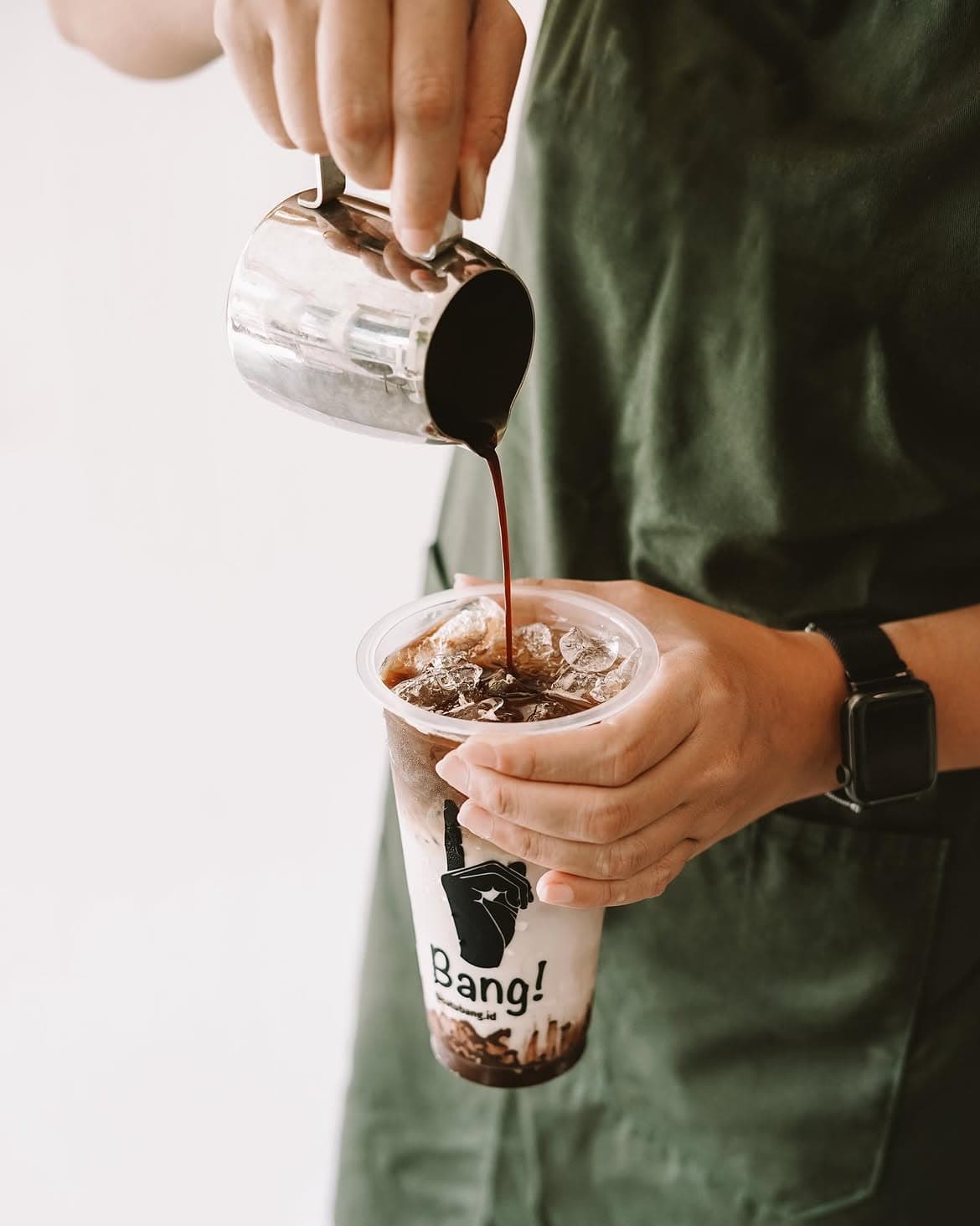 Barista menuang kopi ke dalam minuman dingin Kopi Satu Bang